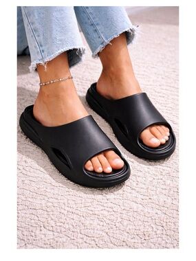 NWT PrettyLittleThing Black Chunky EVA Platform Slide Sandal UK 5 /US Women’s 7
